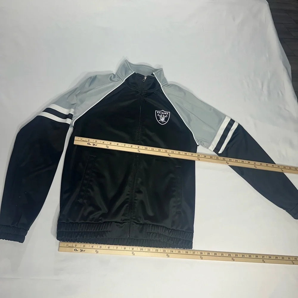 RAIDERS Men's Black and Gray Jacket size M pre
Owned Exellent condition. - Picture 4 of 7